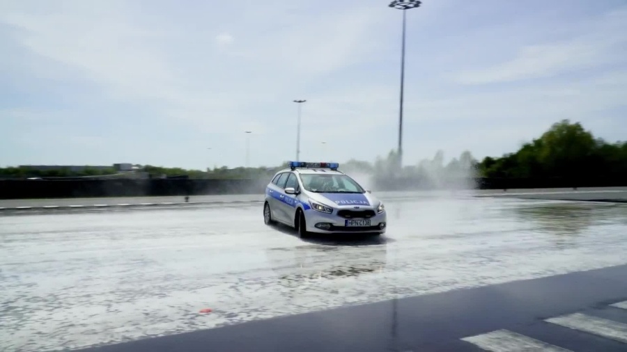 policjanci-z-nowodworskiej-drogowki-szkolili-sie-na-torze-wyscigowym.mp4